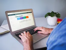 Tableau de bord Google Search Console affiché sur un MacBook, mains sur le clavier
