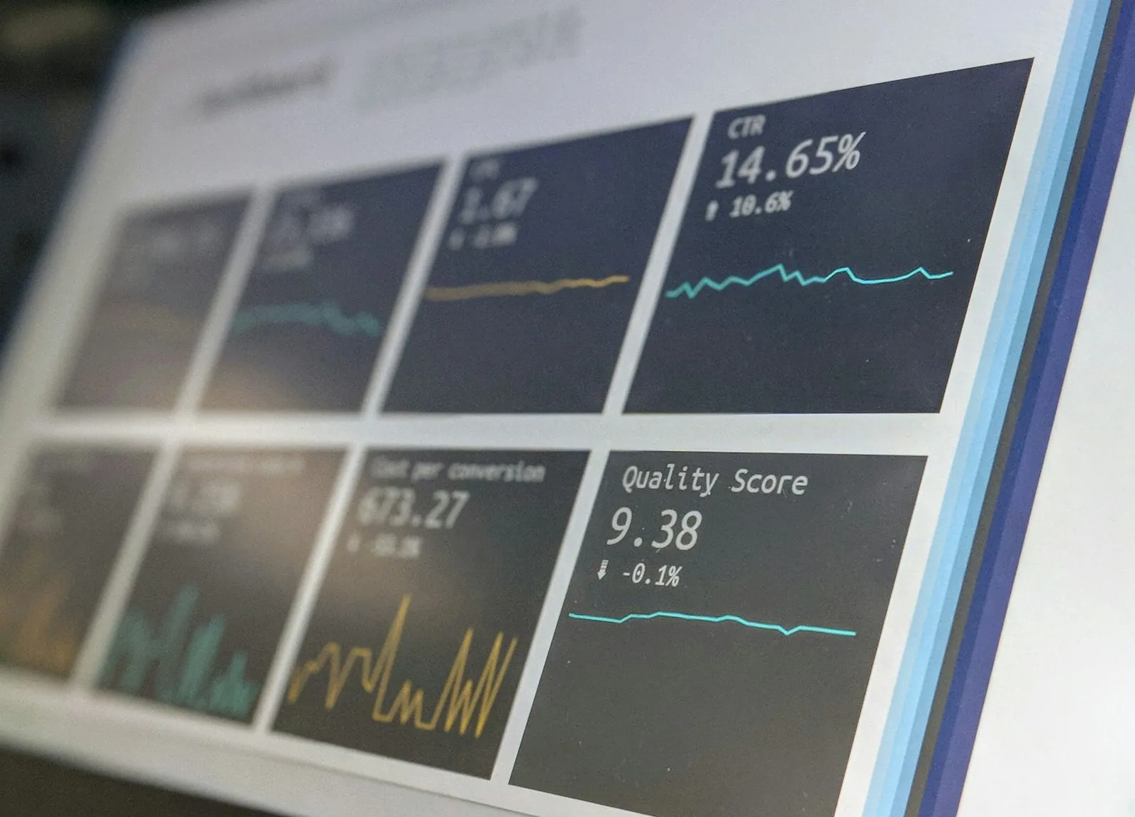 Tableau de bord de monitoring affiché sur un écran