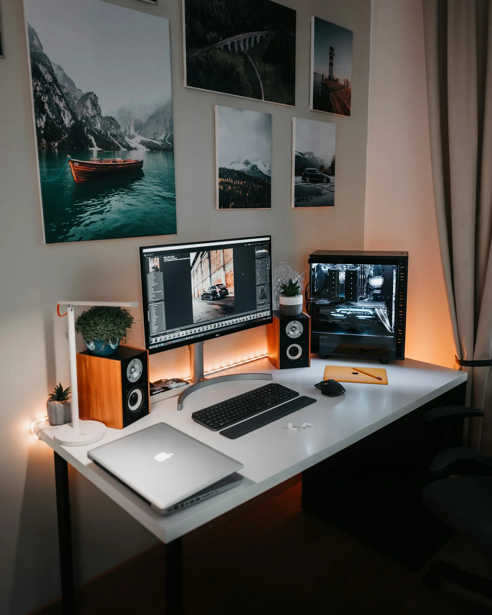MacBook fermé sur un bureau en bois clair — espace de travail minimal