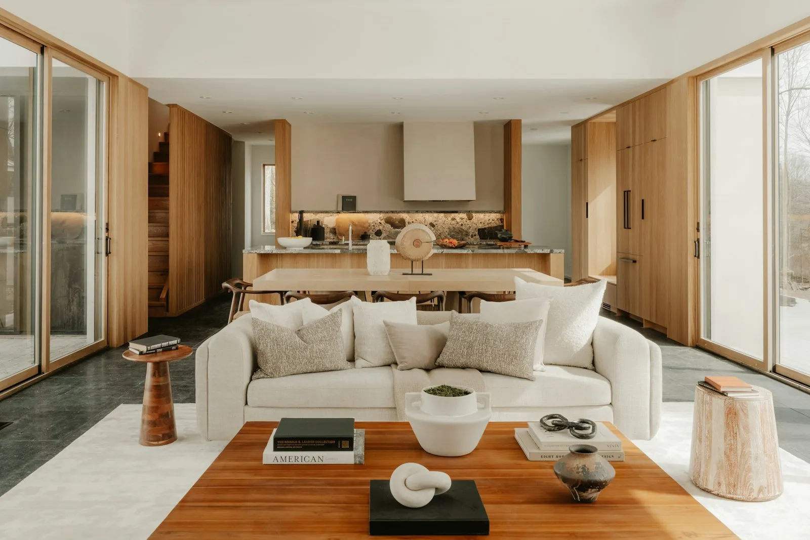 Salon moderne lumineux avec accents de bois naturel