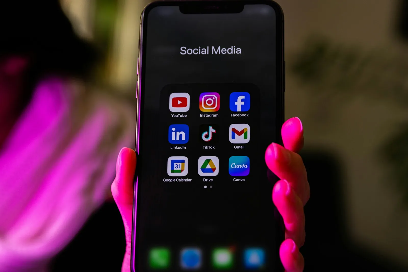 Smartphone affichant un dossier d'applications de réseaux sociaux
