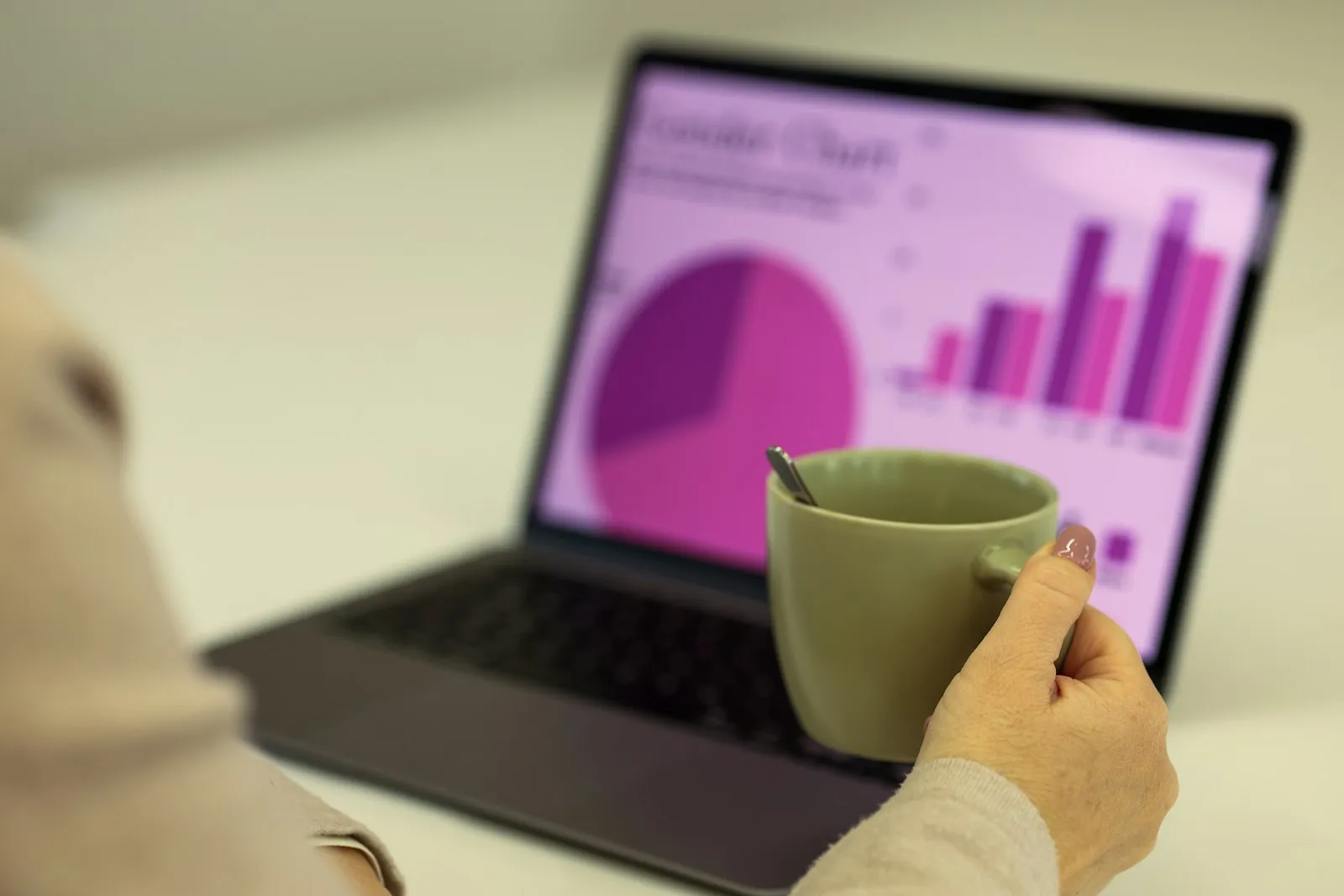 Professionnel travaillant sur son ordinateur avec un café