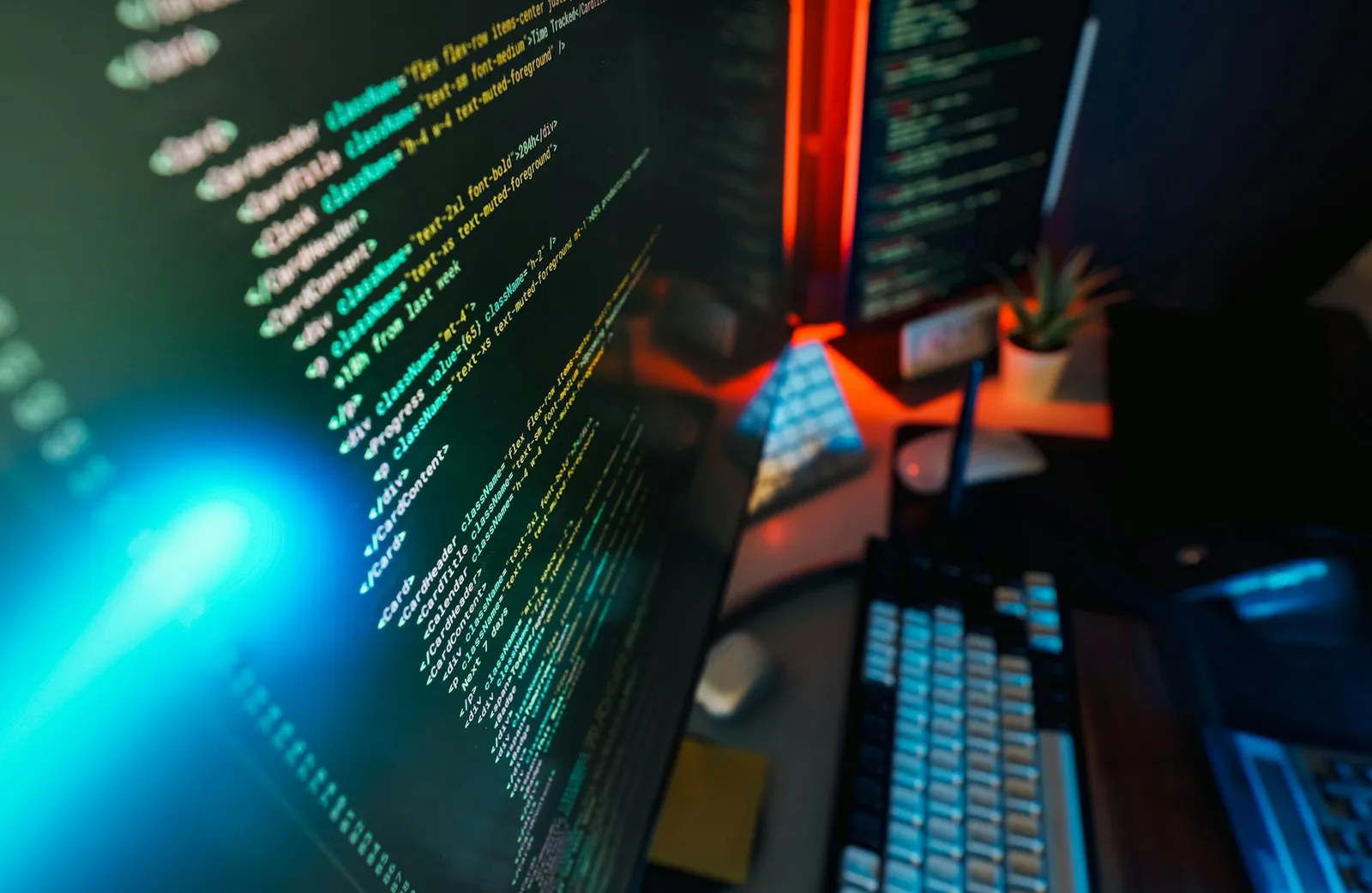 Écrans d'ordinateur affichant du code dans une ambiance néon
